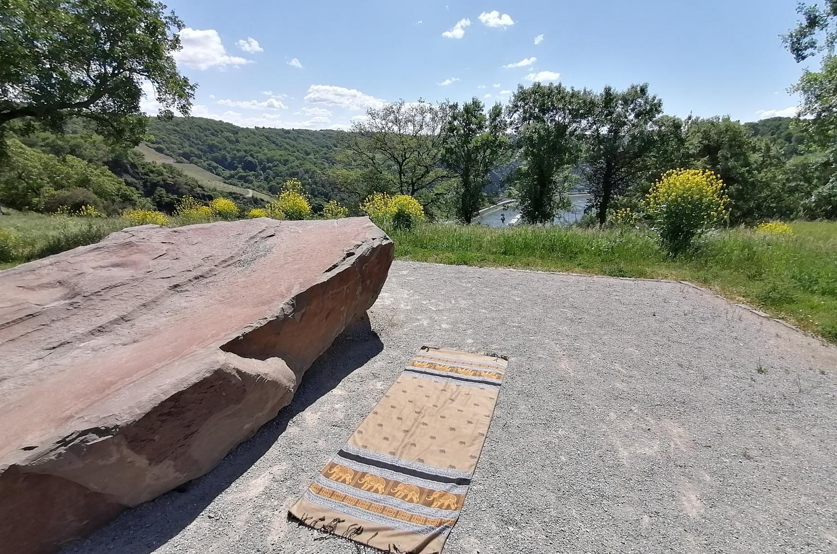 Yoga auf der Loreley | © Dorothe Struschka Yoga auf der Loreley | © Dorothe Struschka